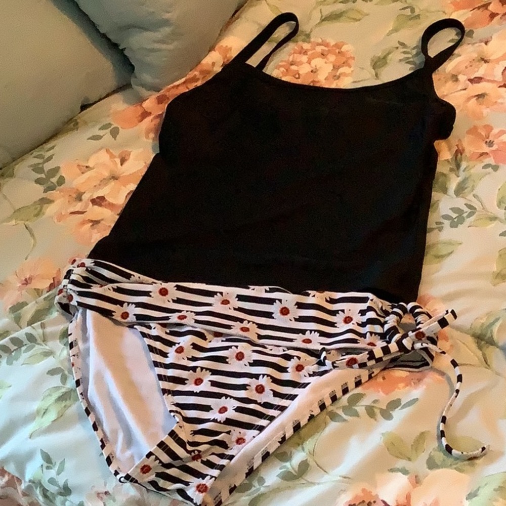 Antigua bikini bottom Black and white top size 10 solid black no padding